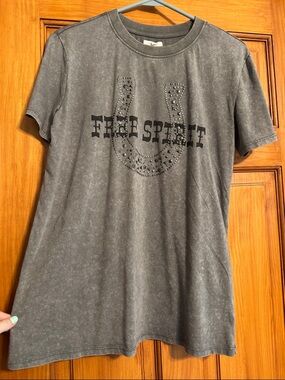FREE SPIRIT Studded Horseshoe Graphic Tee - Gray